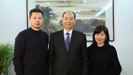 圖為風帆有限責任公司董事長、黨委書記劉寶生與《新能源1+1》節目制作團隊合影