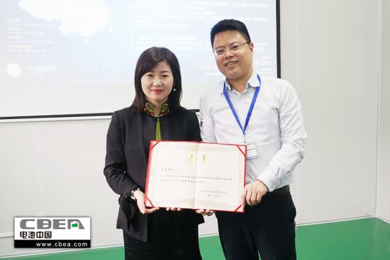 張總向蔡惠群頒發(fā)證書.jpg
